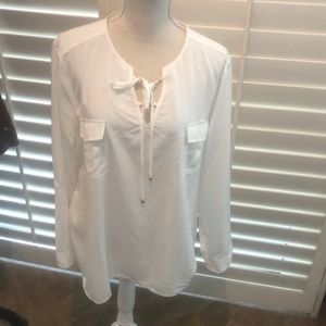 Chico’s white pullover top. Nice tie at neck. Pockets. Good basic.
